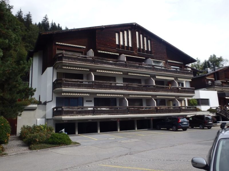 01 Fassadenrenovation 3MFH Laax Haus A Suedfassade Vorher