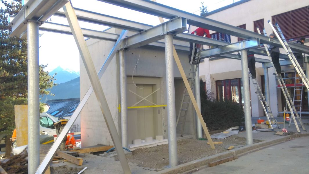03 Lifteinbau Parkhaus Regionalspital Ilanz Vordach Tragkonstr