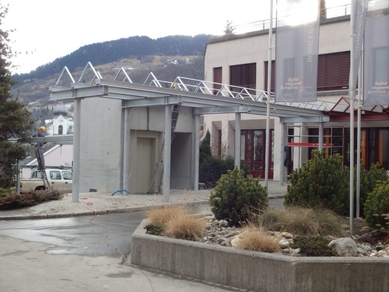 06 Lifteinbau Parkhaus Regionalspital Ilanz Vordach Spitalzugang