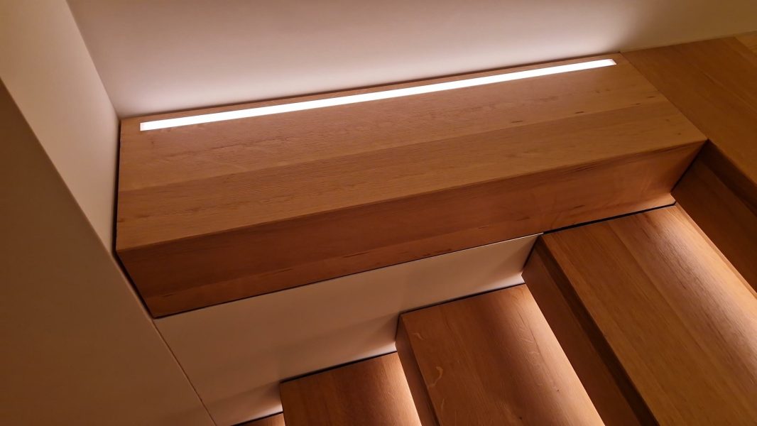 7 11.12.23 Whg4 Abschlussfuge Neben Treppe Fehlt
